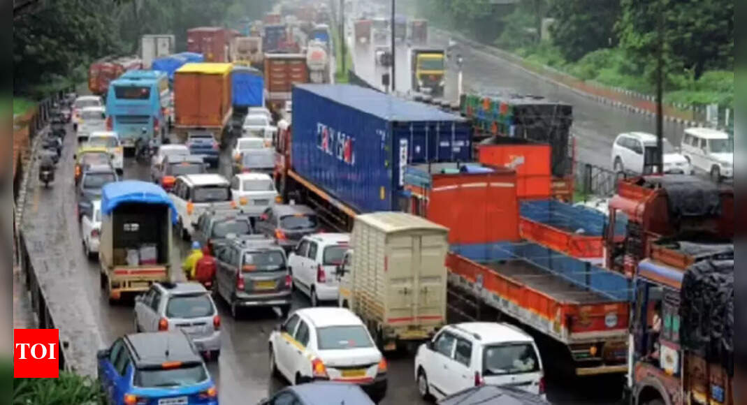 Commuters face traffic snarls on Maharashtra's Ghodbunder Highway due to potholes and heavy vehicles