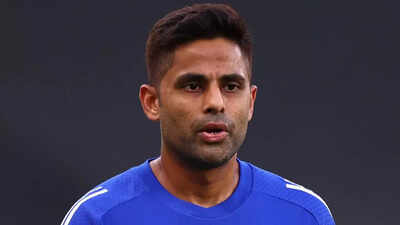 साउथुमुमार यादव बेटर इंडिया के कप्तान कि रोहित शर्मा, विराट कोहली, एमएस धोनी, और नंबरों को दिखाते हैं