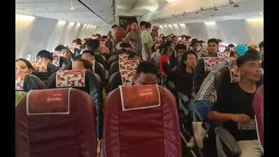  Passengers exit sweltering cabin; airline blames glitch