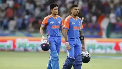 सिर्फ क्रिकेट से ज्यादा! शुबमैन गिल ने एशिया कप में दौड़ जीतने के बाद ईयू खिलाड़ी को गले लगाया - तस्वीरें देखें
