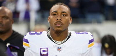  Justin Jefferson gave away his TOP 10 chain to a young fan after winning against the Chicago Bears