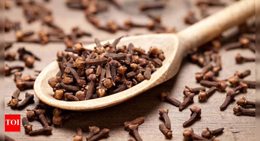 Hair rinse with clove water: DIY recipe and how often to use it for visible results