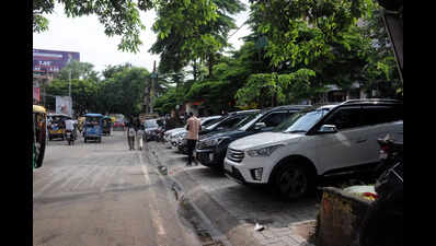 Street vendors & vehicles choke footpaths in Patna, endanger lives