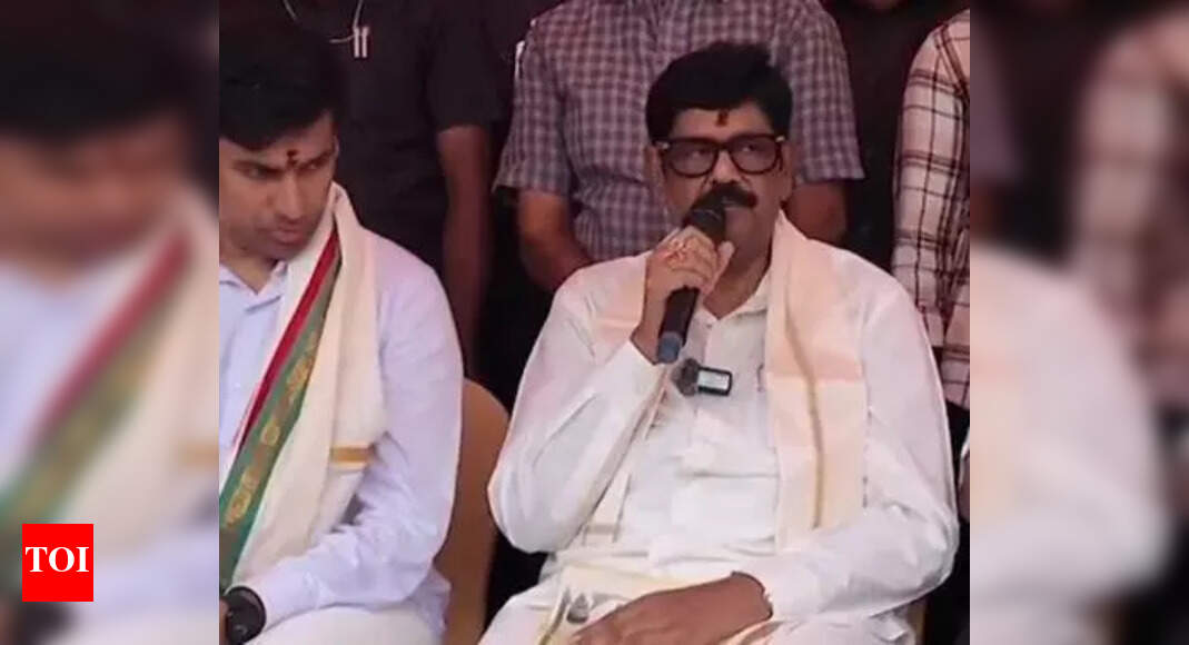 Endowments minister Anam Ramnarayana Reddy presents Pattu Vastrams at ...