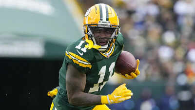 Why Green Bay Packers rookie WR Savion Williams' helmet looks noticeably larger on field
