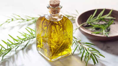 முடி வளர்ச்சிக்கான ரோஸ்மேரி எண்ணெய்: எளிதான DIY செய்முறை நீங்கள் வீட்டில் முயற்சி செய்யலாம்