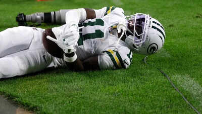 Packers star suffers broken collarbone on opening drive, season availability now uncertain