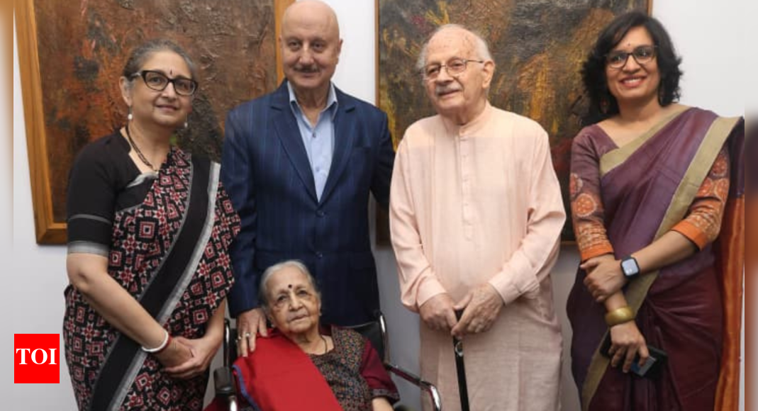 Anupam Kher Inaugurates Parallel Retrospectives of Padmashri Ratan Parimoo & Naina Dalal at NGMA