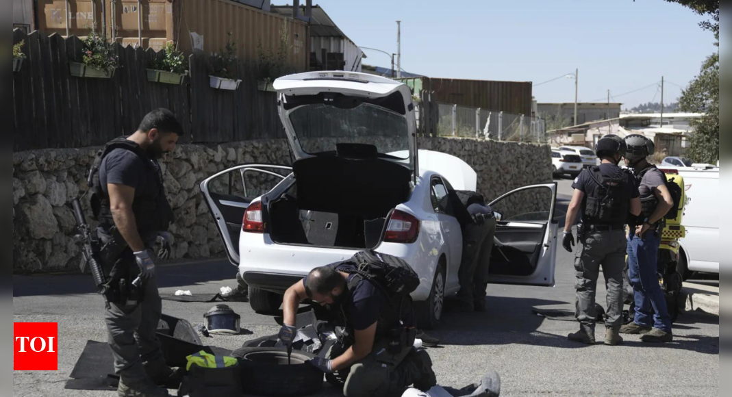 Another militant attack: Palestinian hotel staffer stabs 2 guests in Jerusalem; Hamas praises assault