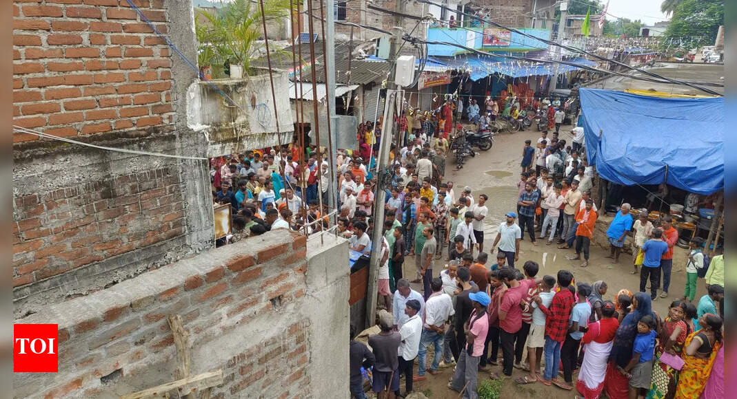 Locals block admin bid to shut illegal nursing home in ChatraFIR against 350 people after locals try to block Chatra administration's efforts to shut down unlicensed nursing home
