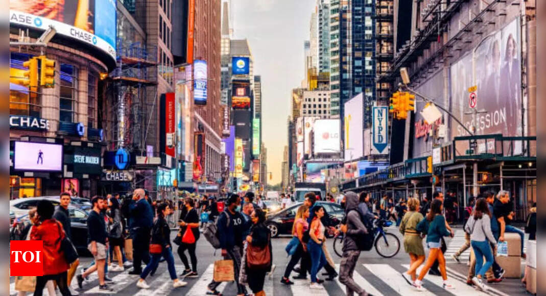 Viral: Influencer warns of New York tourist trap charging $77 for in-room delivery, netizens react