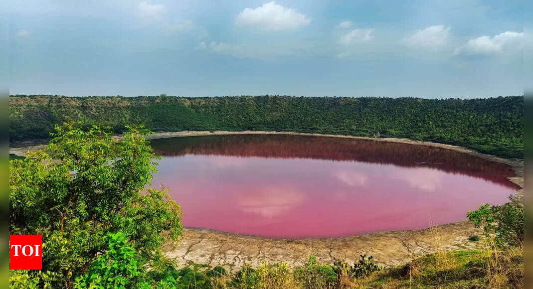 These lakes from around the world change colour with seasons