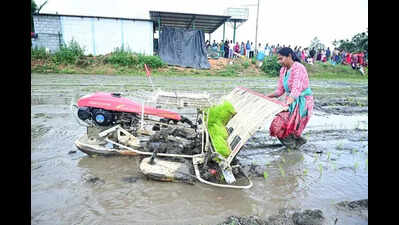 Mandya ZP promotes mechanised paddy planting among women farmers