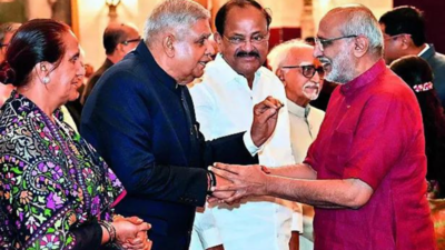सीपी राधाकृष्णन ने जगदीप धनखार की उपस्थिति में भारत के 15 वें उपाध्यक्ष के रूप में शपथ ली