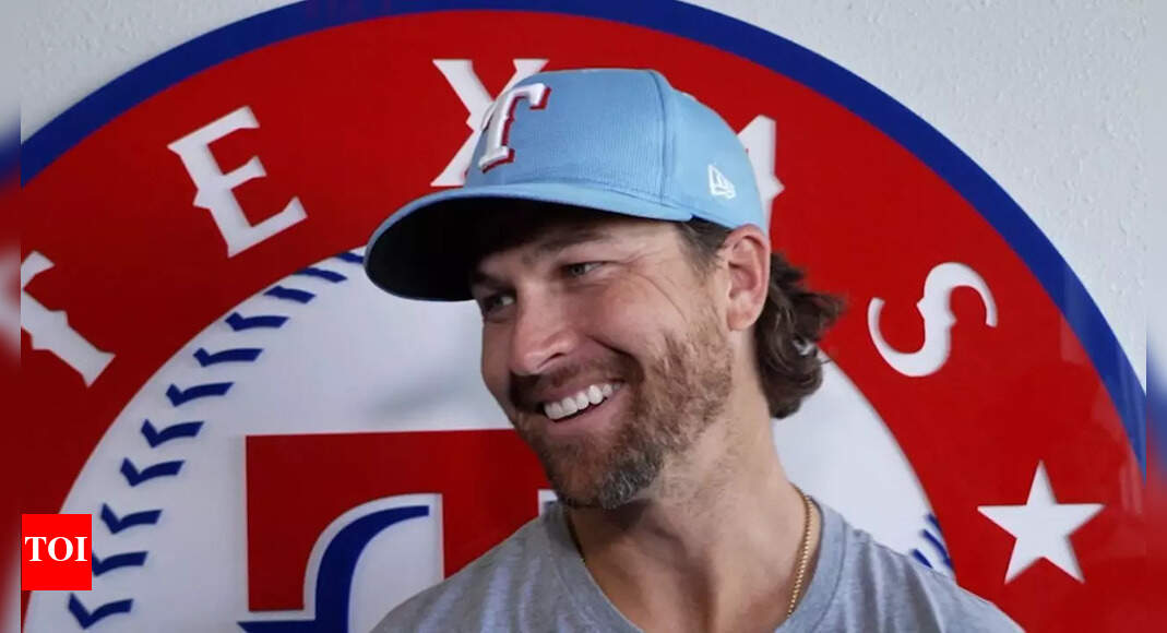 Jacob deGrom hands ball to young New York Mets fan who surprises everyone by passing it to another man showing heartwarming gesture