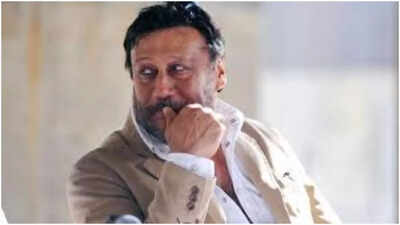 ప్రీమిట్ జింటా తరువాత, జాకీ ష్రాఫ్ ఛాయాచిత్రకారులు మెరుస్తున్న లైట్లతో సహనం కోల్పోతాడు: 'బ్యాండ్ కర్ ఆండీ'