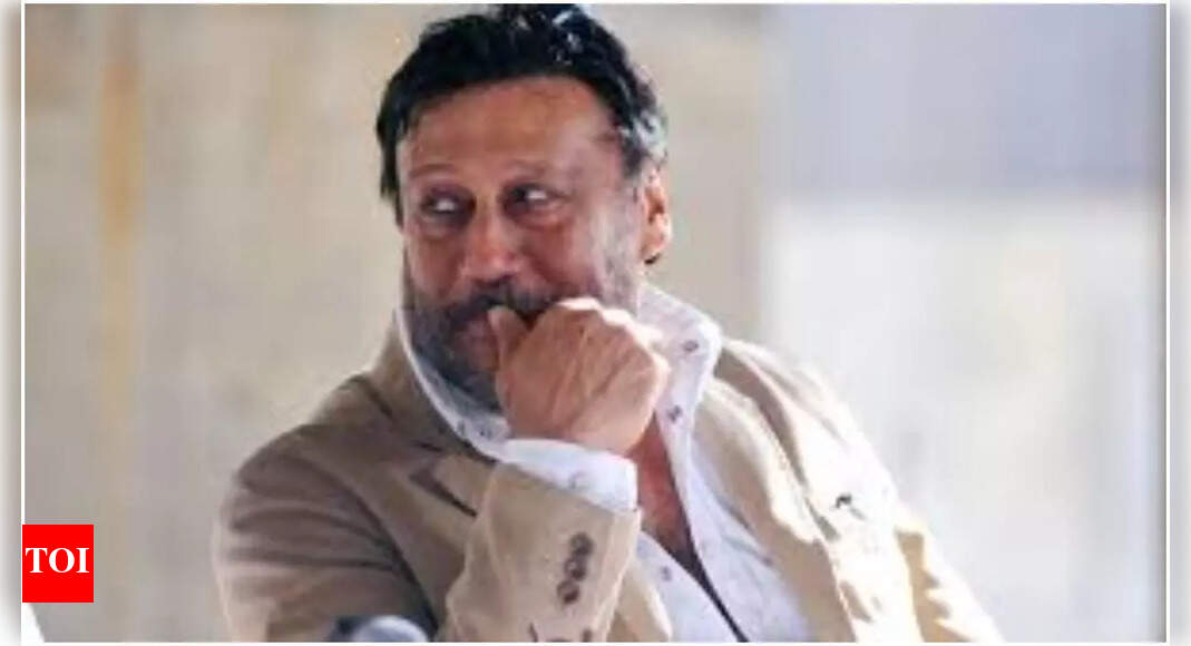After Preity Zinta, Jackie Shroff loses patience with paparazzi flashing lights: ‘Band kar andhe’