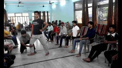 Mum artists playing roles in city Ramlilas