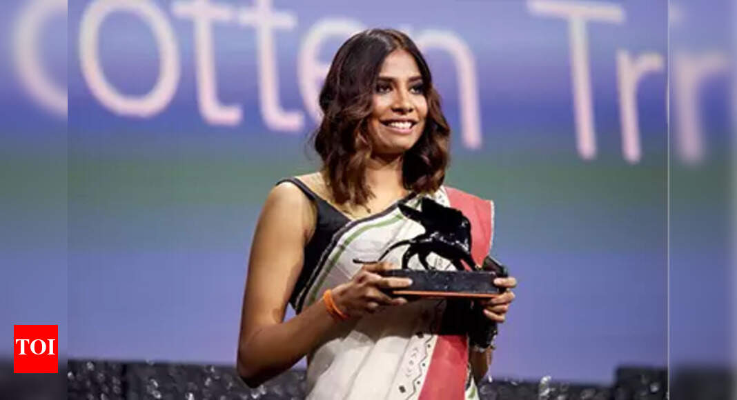 <div>'She sold her TV to make a film': How a Purulia girl became Venice winner</div>