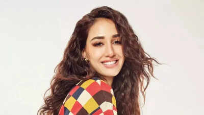 Disha Patani dazzles in New York; first public outing after Bareilly firing - Pics