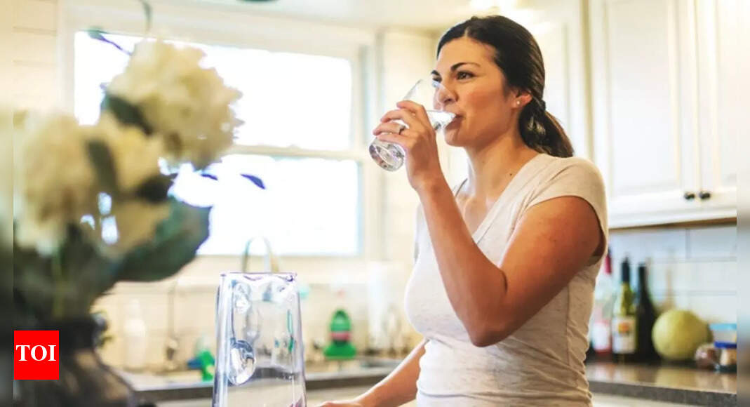 How many glasses of water should you drink a day to pass kidney stones naturally?