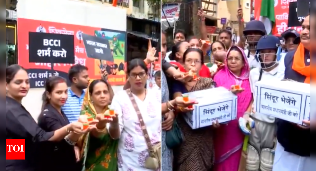 <div>India-Pakistan match draws ire: Opposition terms it betrayal to martyrs; government says 'two separate issues'</div>