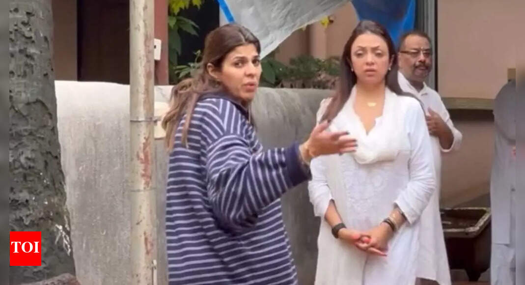 <div>SRK's manager Pooja Dadlani’s mother-in-law passes away</div>
