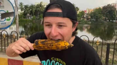  Foreign vlogger tries Indian-style roasted corn on the cob, netizens love his reaction