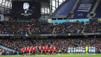 Boxing legend Ricky Hatton honored before Manchester United take on Manchester City at Etihad Stadium