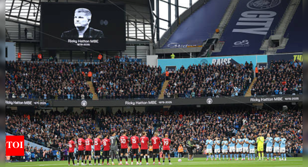 Boxing legend Ricky Hatton honored before Manchester United take on Manchester City at Etihad Stadium