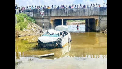 7 of family die as car plunges into water-filled underpass