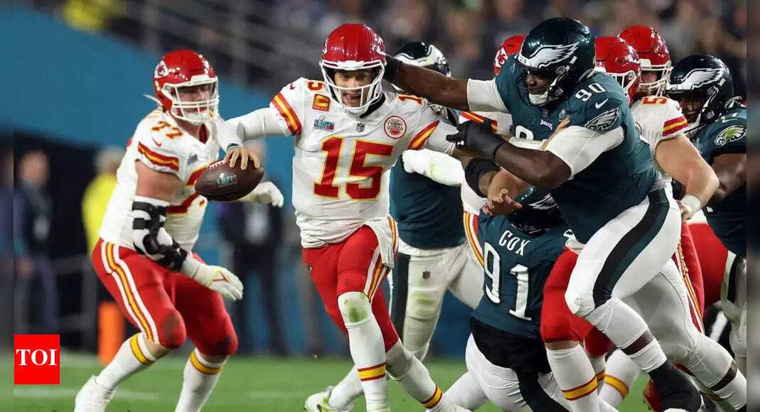 Eagles escape with narrow 20-17 win over Chiefs after Travis Kelce’s late blunder costs Kansas City dearly