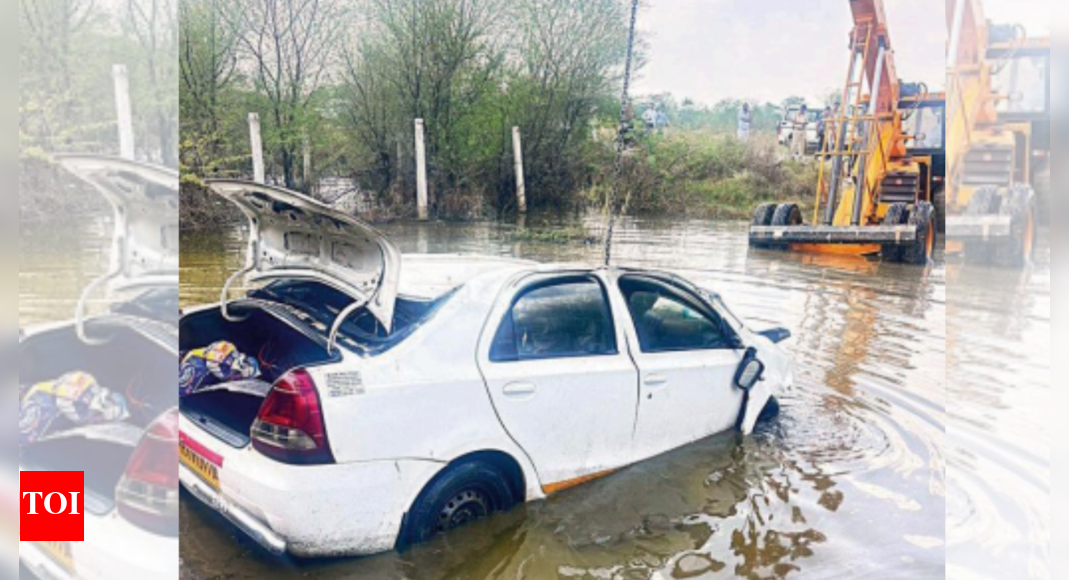 7 of family die as car falls into pit in Jaipur 7 of family die as car falls into pit in Jaipur