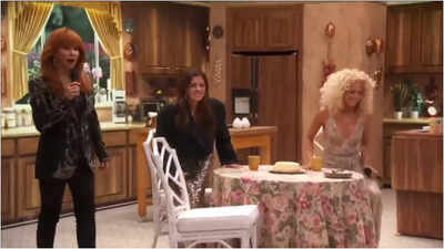  Reba McEntire honors 'The Golden Girls'; First stage since stepson  Brandon Blackstock's death