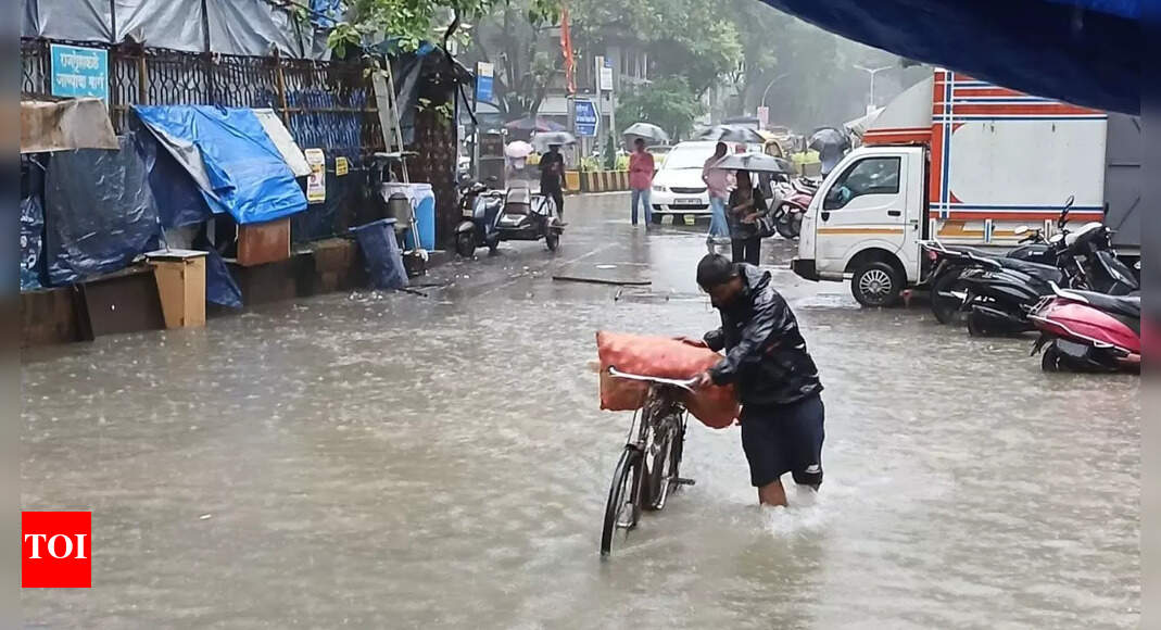 Mumbai lashed by heavy rain: IMD issues Orange alert for today; waterlogging, traffic disrupted reported