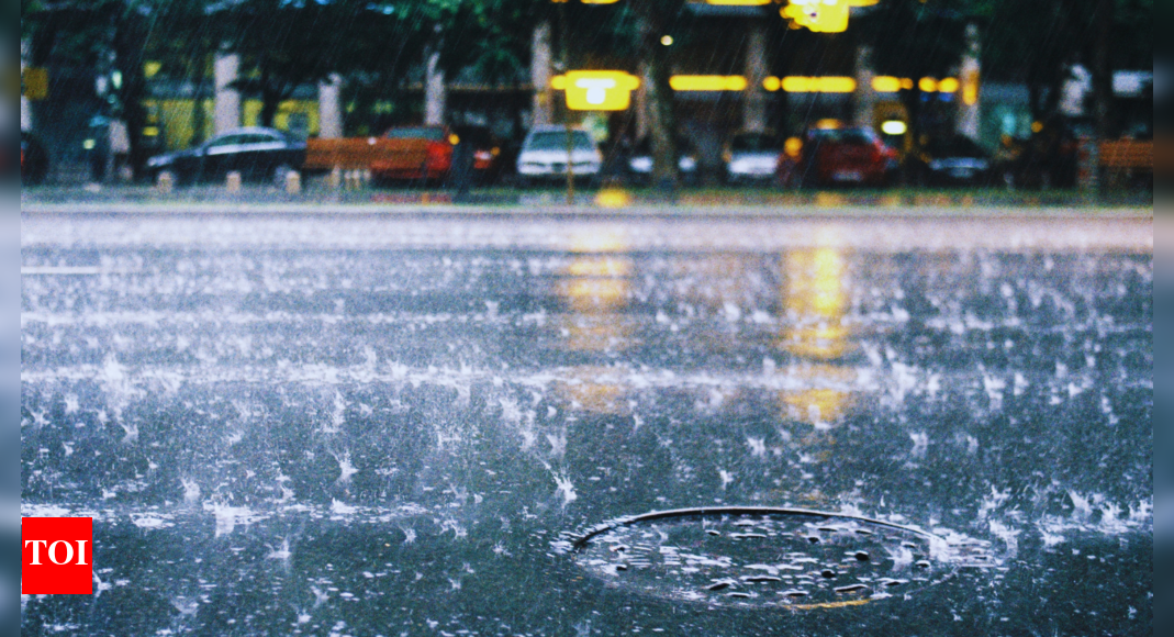 Heavy rains lash Mumbai, IMD issues alerts for city and neighbouring districts