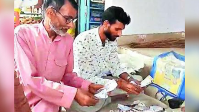  UP shopkeeper loses thousands; crowd goes wild for notes