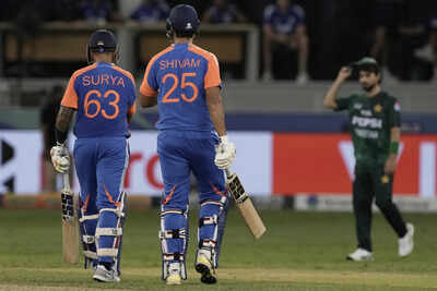 भारत के कप्तान सूर्यकुमार यादव और बैटिंग पार्टनर शिवम दूबे पाकिस्तान (एपी/पीटीआई) के खिलाफ अपनी जीत के बाद मैदान से बाहर निकलते हैं भारत-पाकिस्तान एशिया कप क्लैश बिना हैंडशेक के समाप्त होता है, टेंशन ओवरशैडो दुबई शोडाउन