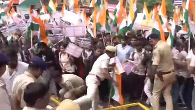 Bihar: BPSSC, CSBC aspirants clash with police in Dak Bunglow Chauraha over job vacancy demand