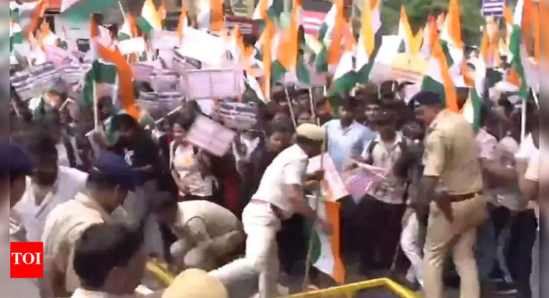 Bihar: BPSSC, CSBC aspirants clash with police in Dak Bunglow Chauraha over job vacancy demand