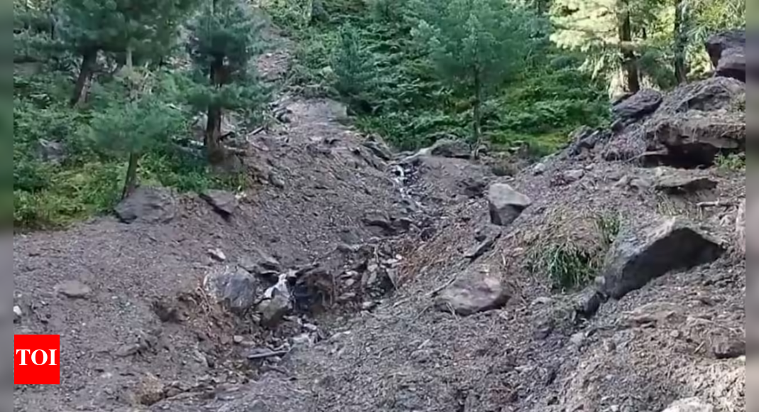 <div>Flash flood in J&K: Cloudburst in Reasi district triggers panic, mudslides block roads; no casualties reported</div> <div>Flash flood in J&K: Cloudburst in Reasi district triggers panic, mudslides block roads; no casualties reported</div>