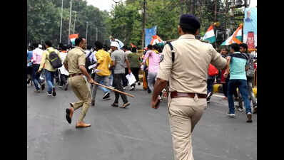Constable aspirants breach barricades, police charge batons to disperse them