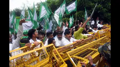 BJD protests against urea shortage; govt refutes claims