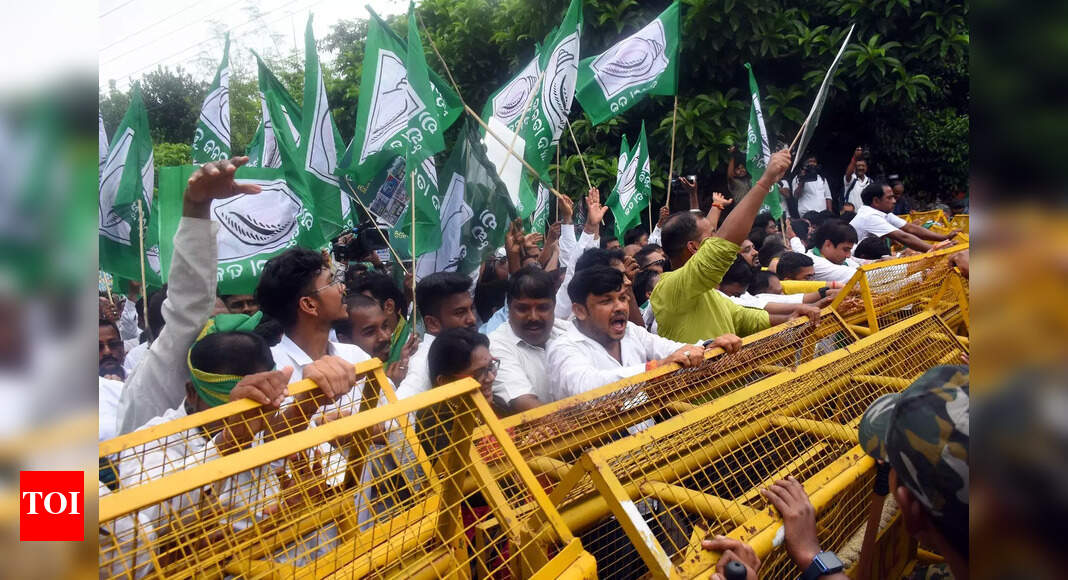 BJD protests against urea shortage; govt refutes claims