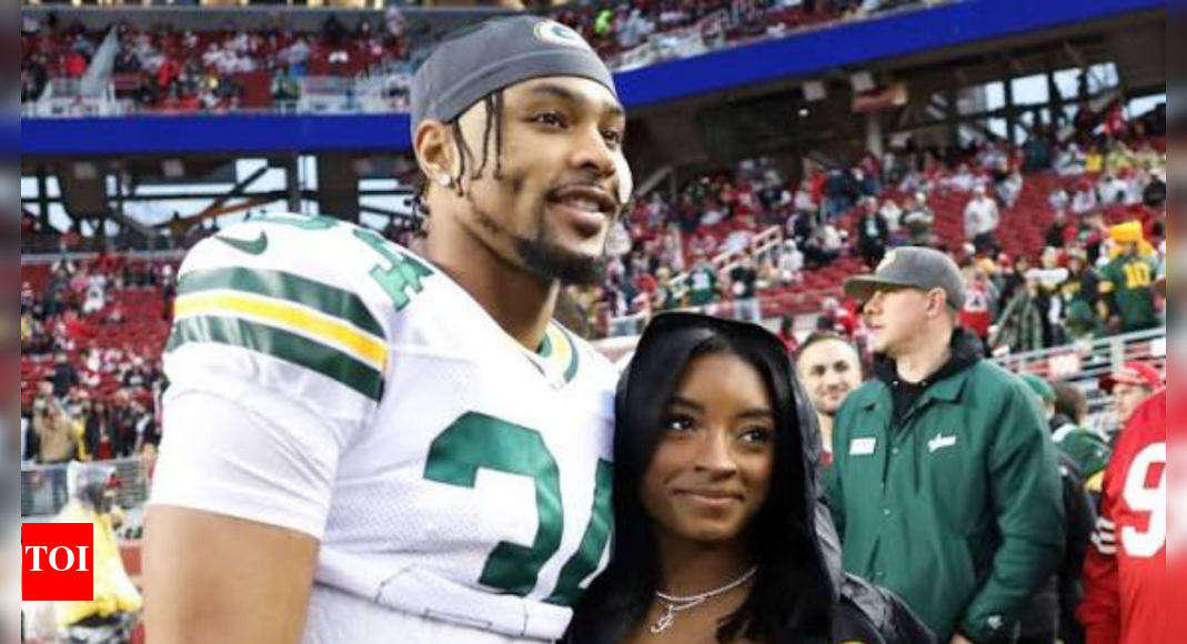 Simone Biles shows love for Jonathan Owens with custom jeans as Bears fall to Lions in NFL Week 2