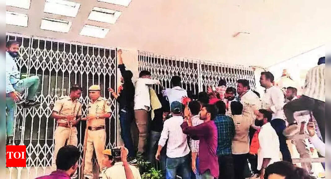Vandalism at Udaipur university after VC praises Aurangzeb