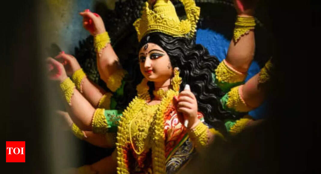 Navratri 2025: Positive messages of Happy Navratri, best wishes, whatsapp status, instagram posts in Hindi and English for friends, colleagues, and family