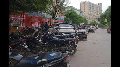Jamshedpur Faces Traffic Chaos Amid Festive Shopping Surge and Illegal Parking Issues