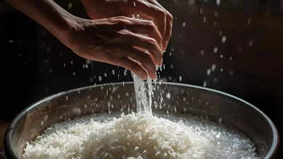 நீங்கள் எத்தனை முறை அரிசியை துவைக்க வேண்டும்: சரியான பஞ்சுபோன்ற தானியங்களுக்கான இந்திய சமையலறை உதவிக்குறிப்புகள்