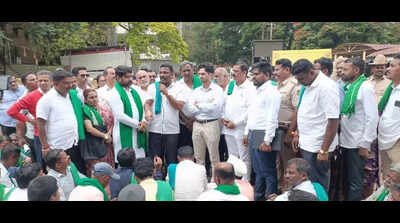 Farmers demand action against office bearers of Jai Kisan Market